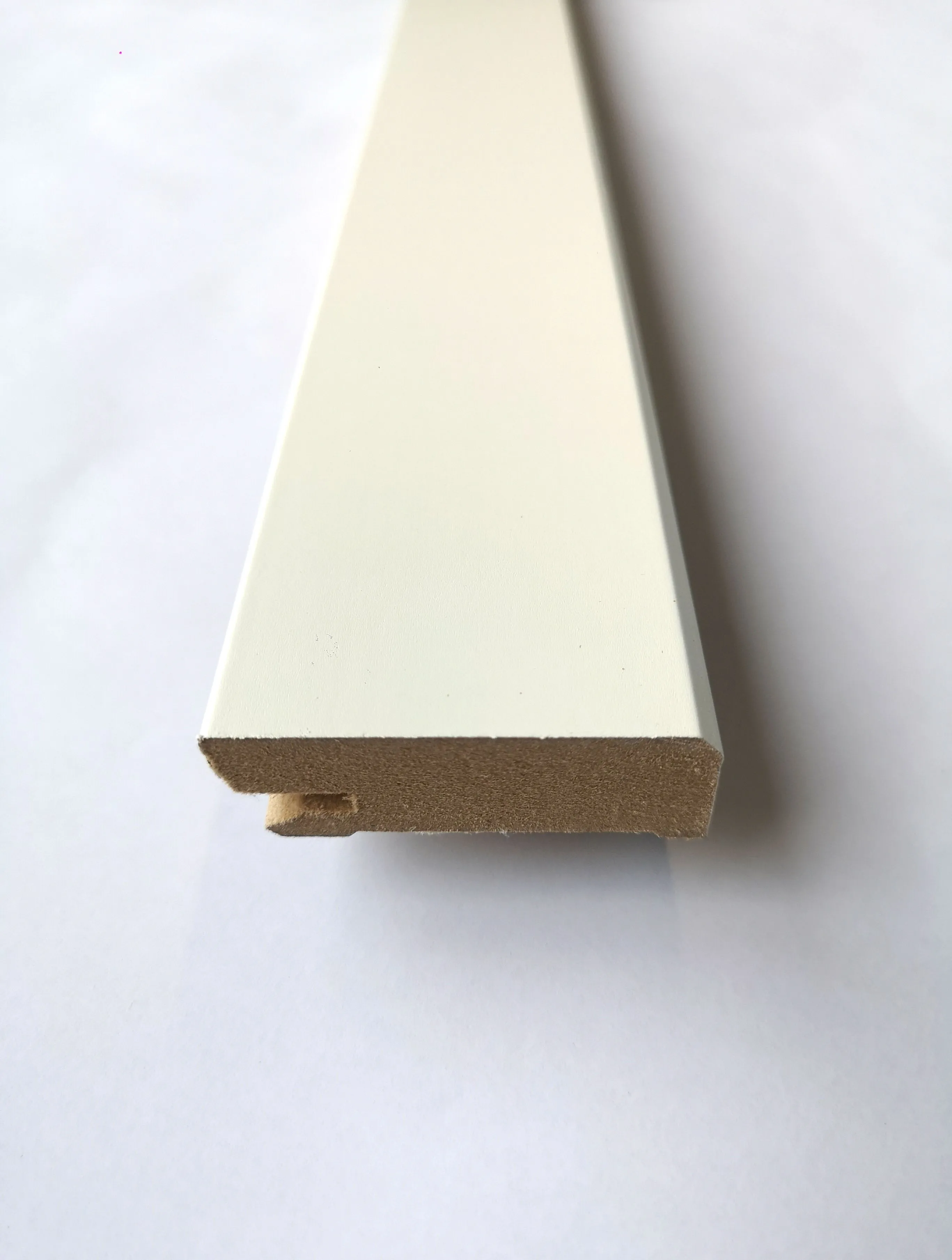 \\app1\B2B-Shop\Produktinformationen\Bilder Selbstständig Holz Junge\Sockelleiste 18x58 MDF weiß lackiert 2,5m RAL9010.jpg